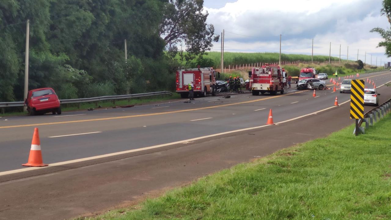 Foto 5 de 16 — Colisão entre 3 veículos provoca morte na SP-255